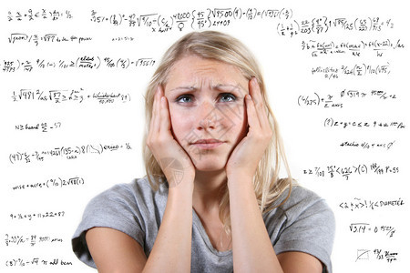 绝望的女人身边有很多数学方程式孤立在白色背景图片