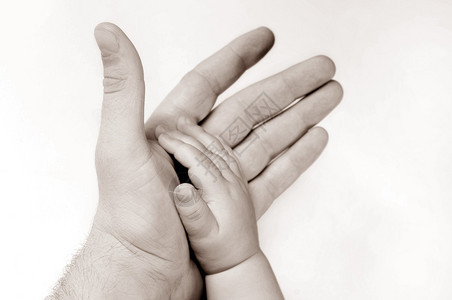 男人和儿童的手孤立图片