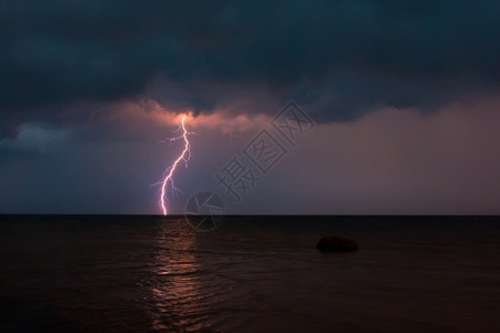 用闪电在海上掀起风暴图片