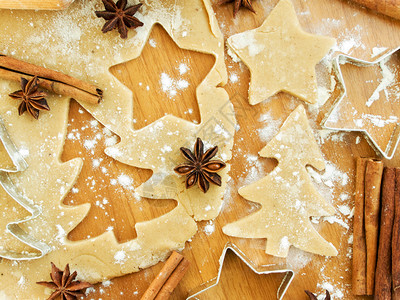 圣诞烘烤背景面团饼干切饼和香料图片