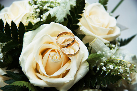 婚礼花束上的戒指图片