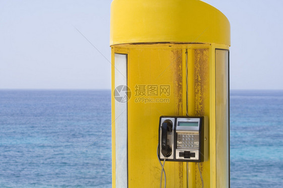 海边电话箱现场的亮新颜色图片