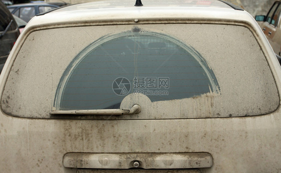 汽车肮脏的后窗图片