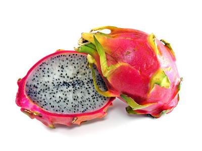 火龙果丁切在整个水果旁边的壳中图片