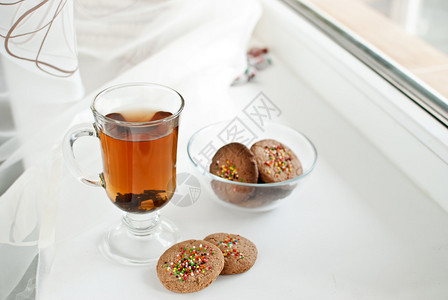 一杯香喷的锡兰茶配饼干图片