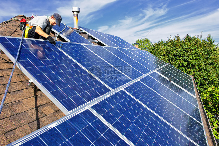 在屋顶上安装替代能源光伏太阳能电图片