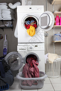 洗衣房用烘干机和洗衣机的背景图片