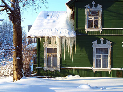 绿色的农村房子冬季图片