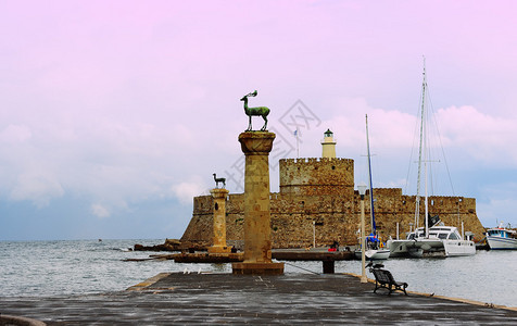 希腊罗得岛的海港大门和圣尼古拉斯灯塔图片