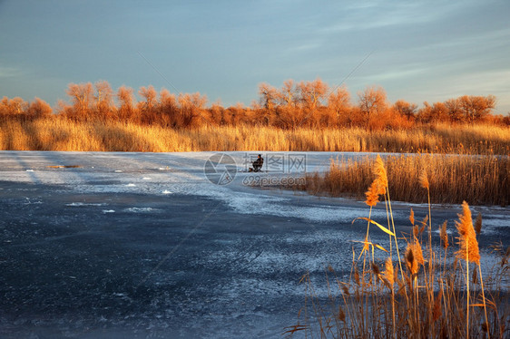 冬天湖的冰渔夫图片