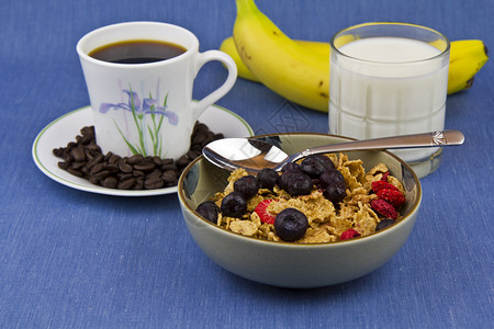 上午早餐包括黑烤咖啡水果谷物牛奶和图片