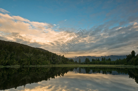 日出在湖上清晨一阵风吹起天图片