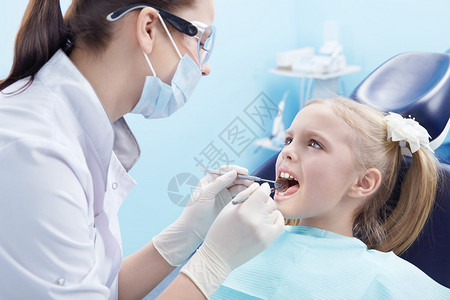 牙医治疗牙齿患者图片