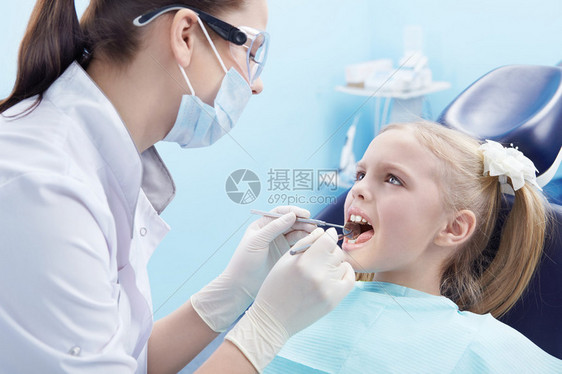 牙医治疗牙齿患者图片