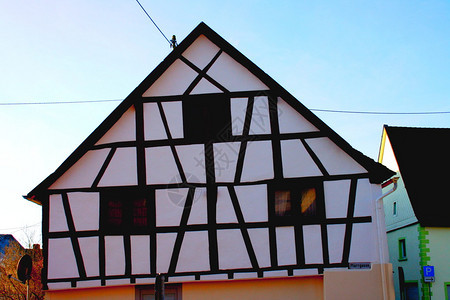 德国意志半两层房子的Birkenfeld图片