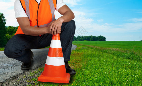 道路工人路务工人在公路上用图片