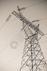 日落时的铁塔和输电线路图片