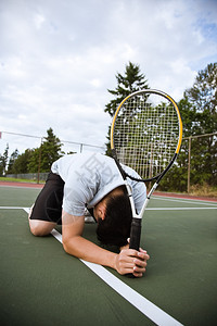 一个悲哀的亚洲网球运动员失败图片