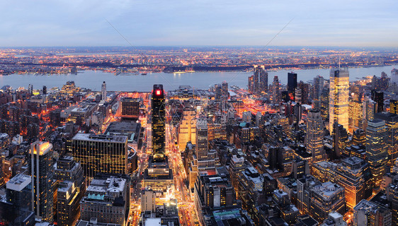 纽约市纽约市曼哈顿黄昏空中全景城市天际和摩图片