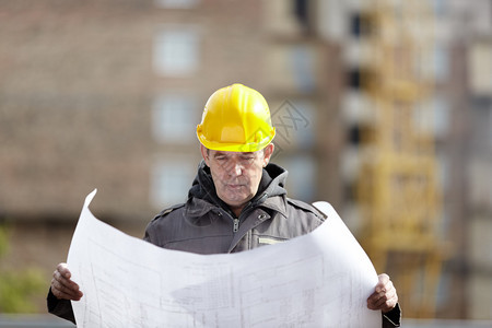 具有建筑工地蓝图自然光注重面部的天然灯光图片