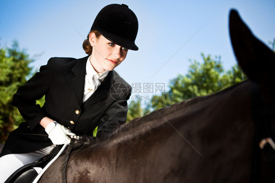一个在户外骑马的白人少女图片