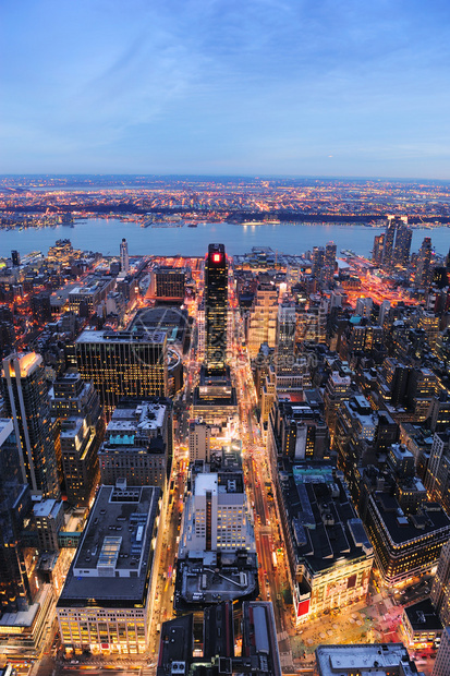 纽约市曼哈顿黄昏时空与城市天际和摩天大图片