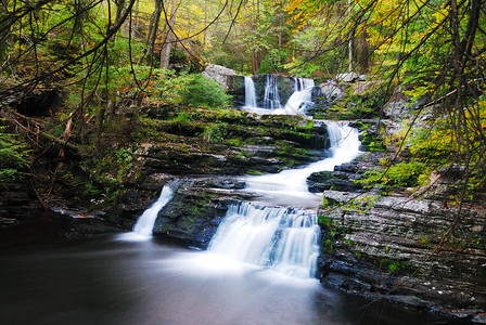 来自宾夕法尼亚州丁格曼瀑布的秋天山上森林里图片