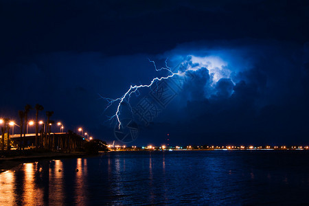 雷暴在迈阿密有大雨和闪电图片