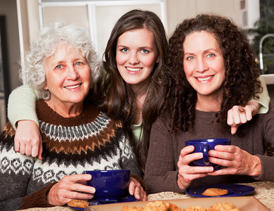 多代人肖像一个快乐的祖母与她的女儿和孙女一起度过时图片