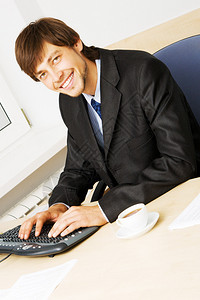成功的商人在办公室的电脑前工作图片