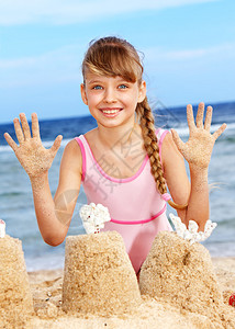 洛阳铲小女孩在沙滩上玩耍背景