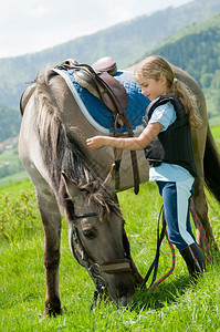 马和骑马的小姑娘和图片
