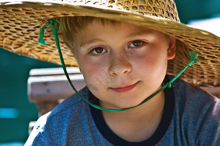 孩子们戴着竹子做的帽子保护他们免受亚西图片