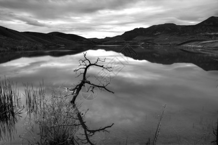俄勒冈州彩绘山水库的黑白美术图像图片