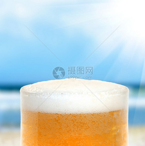 海滩上的啤酒图片
