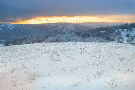 冬季风景冬季山区和冰图片