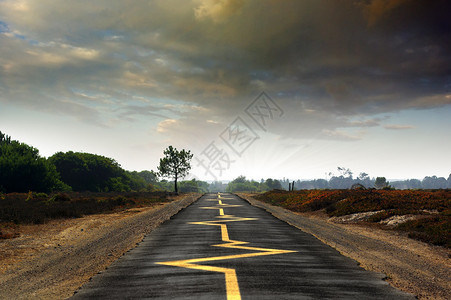 带有黄色心跳监测标志的道路图片