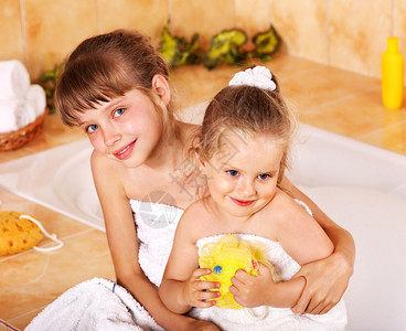 孩子们在泡浴中洗澡图片