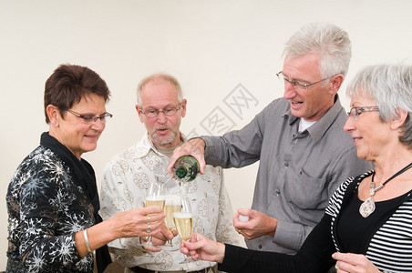 两对年长的夫妇举杯庆祝新年快乐背景图片