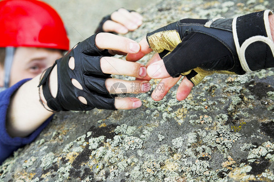 登山者伸出援手专注于手图片