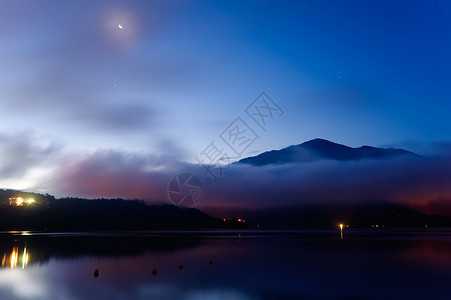 有雾的月夜湖风景背景图片