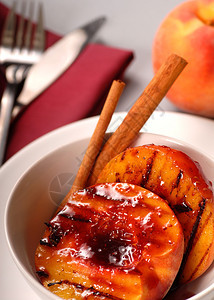 烤桃子配覆盆子酱肉桂棒背景是桃子图片