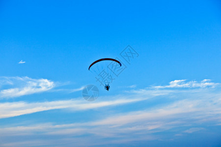 蓝天下的滑翔伞图片