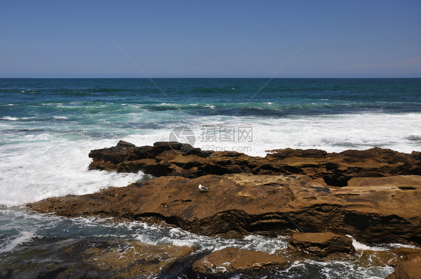 海岸岩石在南加州沿岸形成许多潮汐池图片