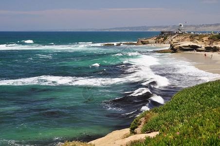 海浪沿加利福尼亚州拉霍的崎岖海岸图片