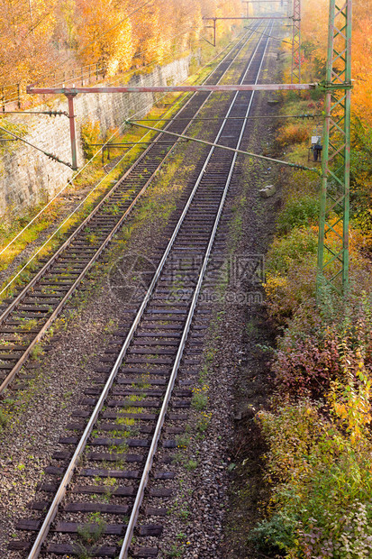 秋季电气化铁路堤图片