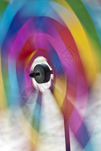 风中旋转的风车彩虹色图片