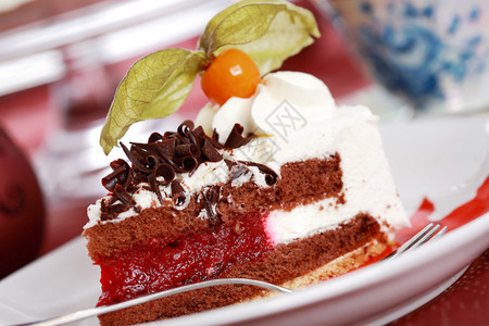 美味的奶油樱桃海绵蛋糕图片