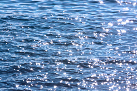 蓝色水面上闪发光的灯光图片