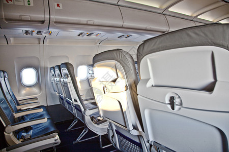 在一架现代飞机的客舱里面图片